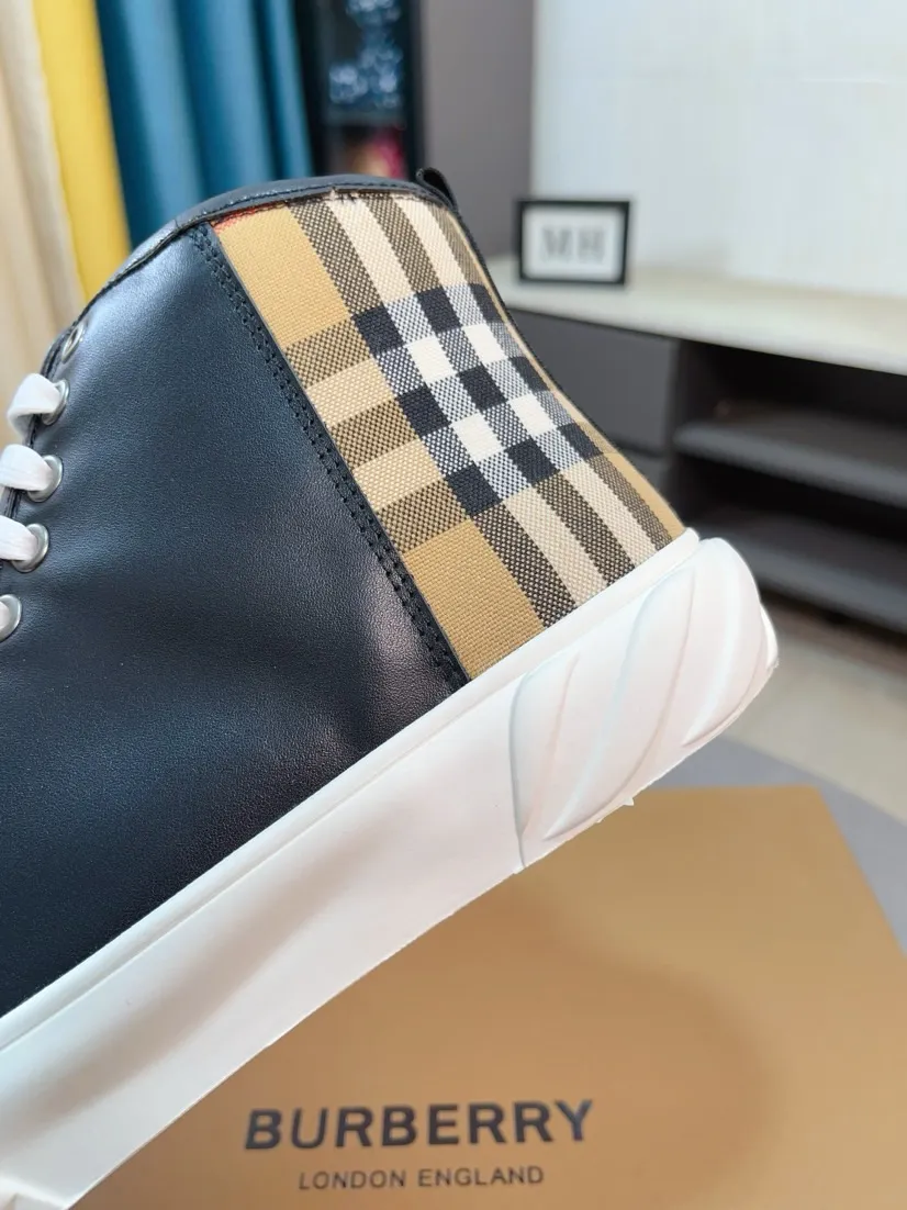 Men's shoes💰440🌹🌹"burberry" Burberry high-top original brand imported from Italy, selected cowhide with electric embroidered logo➕Genuine leather, breathable and comfortable (refuses to discolor and grind feet) Sole: non-slip rubber outsole, original quality, super comfortable Korean style shoes🏃 Men's shoe size: 38-44,